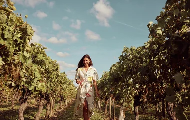 Mulher no vinhedo