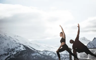 Clase de yoga en pareja.