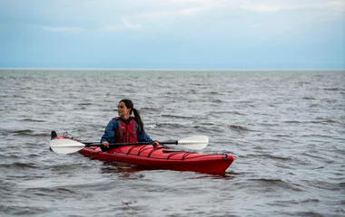 Hóspede praticando caiaquena suérfíxia calma do Canadá