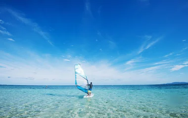 Hombre praticando deporte acuático.