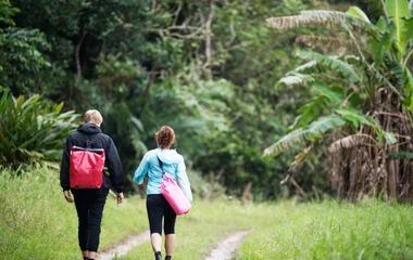 Casal andando numa trilha.