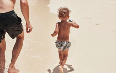 Enfant au bord de la plage