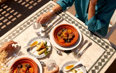 Dos personas en restaurante de Club Med.