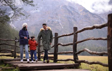 Famille qui marche en altitude