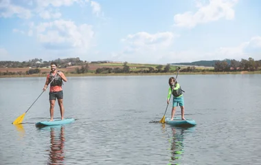 Padre e hijo practicando stand up paddle.