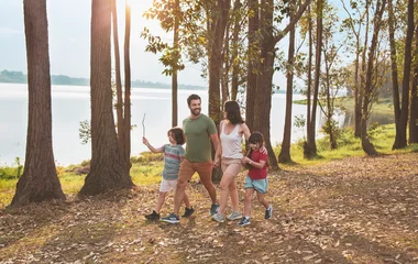Familia caminando en el resort.
