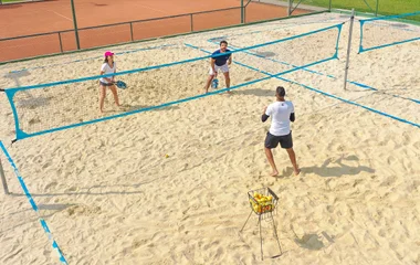 Pessoas jogando beach tennis em quadra artificial do Club Med Lake Paradise.