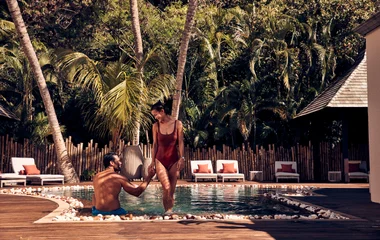 Pareja en la piscina.