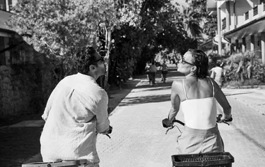 Casal andando de bicicleta.