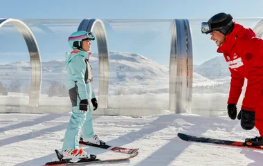 Niño en clase de esquí.