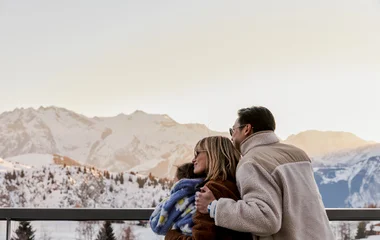 Casal de costas para o fotografo aprecia a paisagem de neve