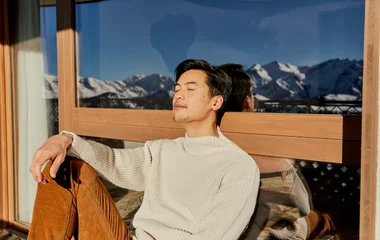 Homme à l'Alpe d'Huez profitant du soleil