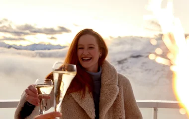 hóspedes aproveitando entretenimento noturno em resort all inclusive nos Alpes