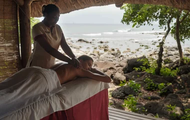 Mujer recibiendo masaje en la espalda.
