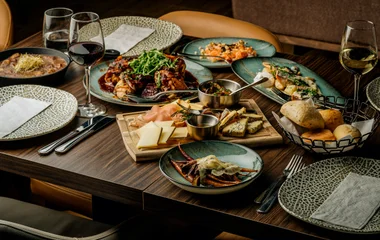 Mesa de restaurante com pratos típicos do Canadá.