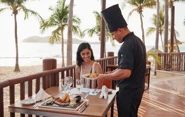 Mulher sendo servida em restaurante do Club Med.