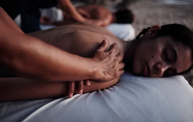 Mulher recebendo massagem nas costas.