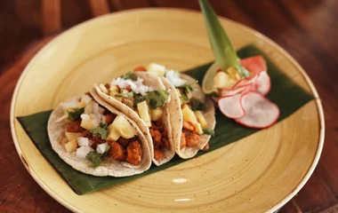 Plato con tres tacos.