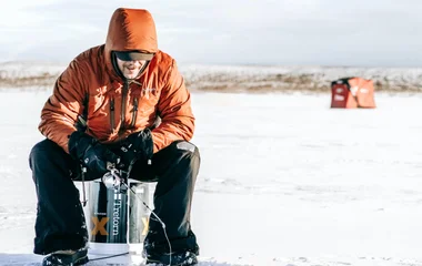 Homem pescando no gelo