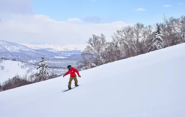 Hombre practicando snowboard.