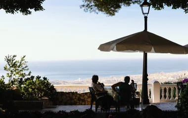 Duas pessoas em mesa com vista para Andaluzia.