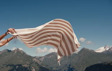 Toalha voando ao vento.