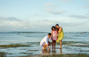 Família na praia.