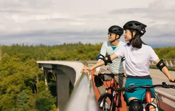Casal em passeio de bicicleta.