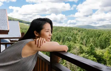 Mulher observando a paisagem.