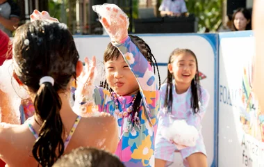 Atividade com as crianças no Mini Club com bolinhas de sabão