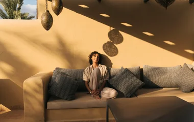 Mujer sentada afuera de la suite.