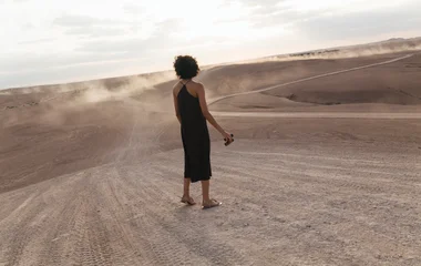 Femme en plein milieu du désert au Maroc