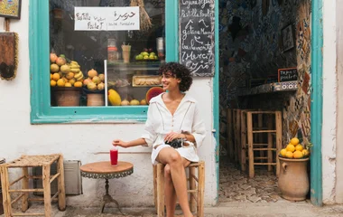 Femme avec un appareil photo au Maroc