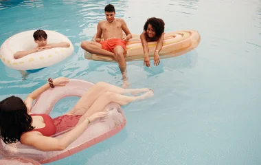 Grupo de niños en la piscina.