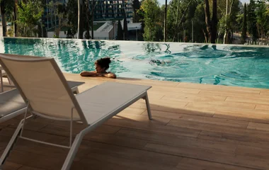 Mujer en la piscina.