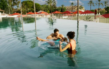 Familia en la piscina del resort