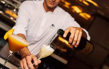 レストラン & バー