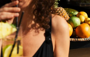 Femme dégustant sa boisson à Marbella