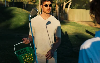 Homem jogando golf