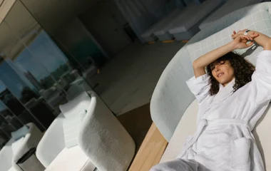 Femme allongée dans un fauteuil