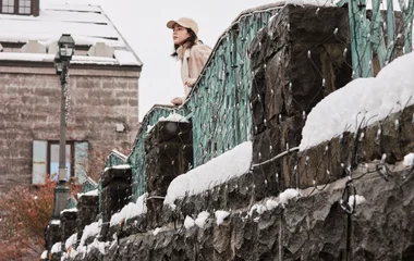 mulher de vestido branco sorrindo em areia de praia