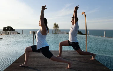 Hombre y mujer practicando yoga.