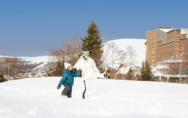 Madre e hijo en la nieve.