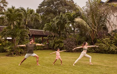 Familia en clase de yoga