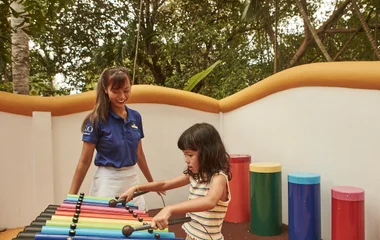 Niña y G.O en club infantil.