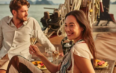 Pareja en una cena romántica.