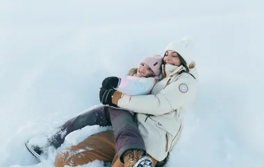 Madre e hija en la nieve.