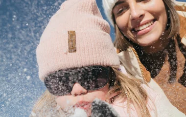 Família com crianças nas pistas de esqui de La Plagne nos Alpes Franceses