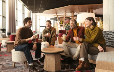 Personas bebendo en el resort.