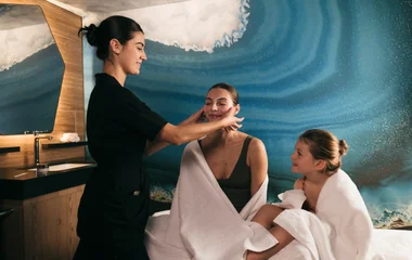 Madre e hija en el resort.